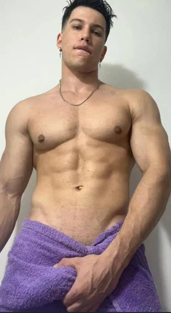 Who wants to be the next one to take a shower with me?🍆🥵