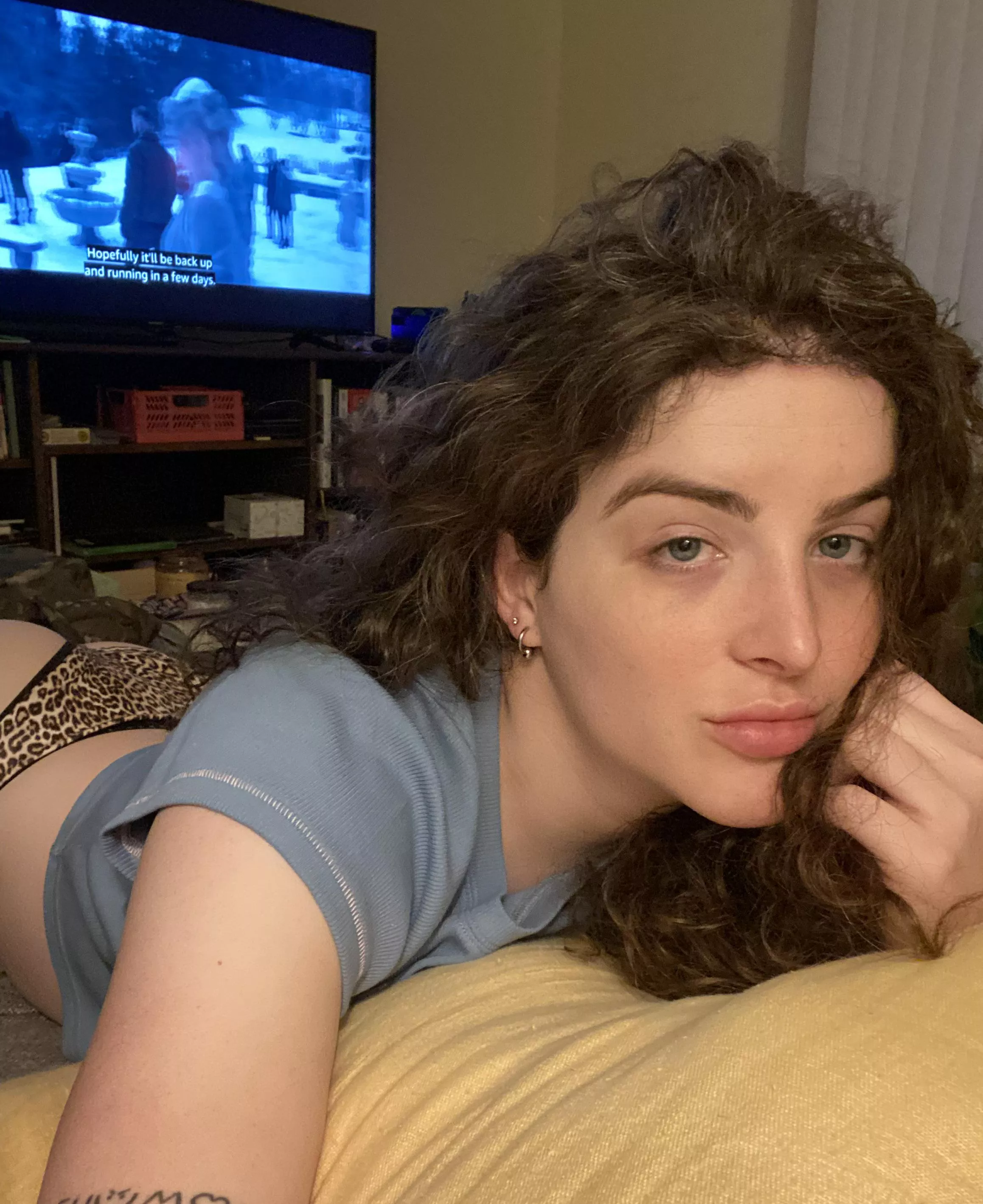 Would you come over to my apartment to chill if I invited you with this pic? :)