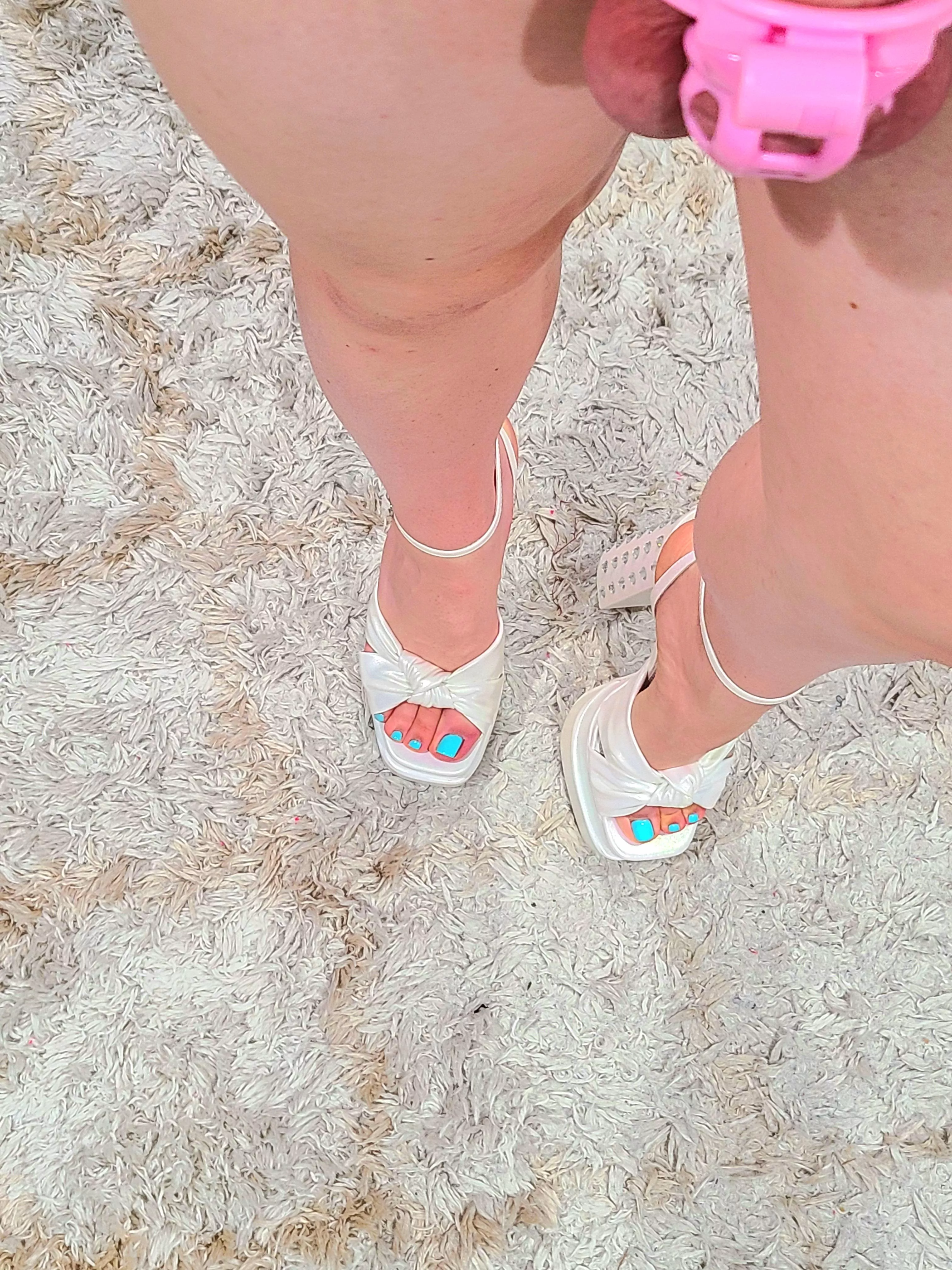 You are all so lucky because when I'm caged I take so many more pictures of my feet 😅🐷