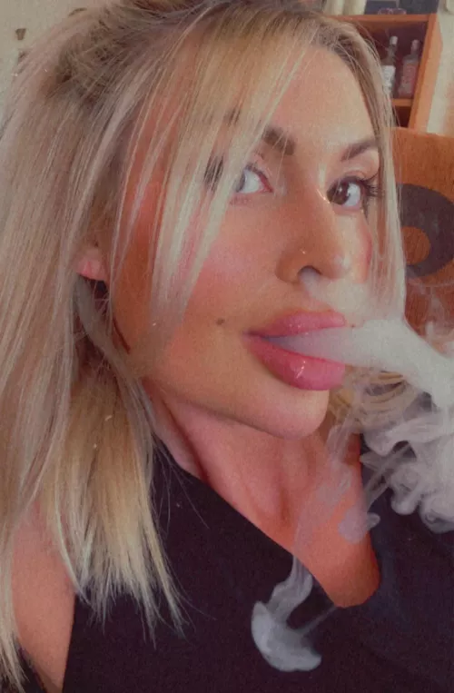 💨 blonde smoker