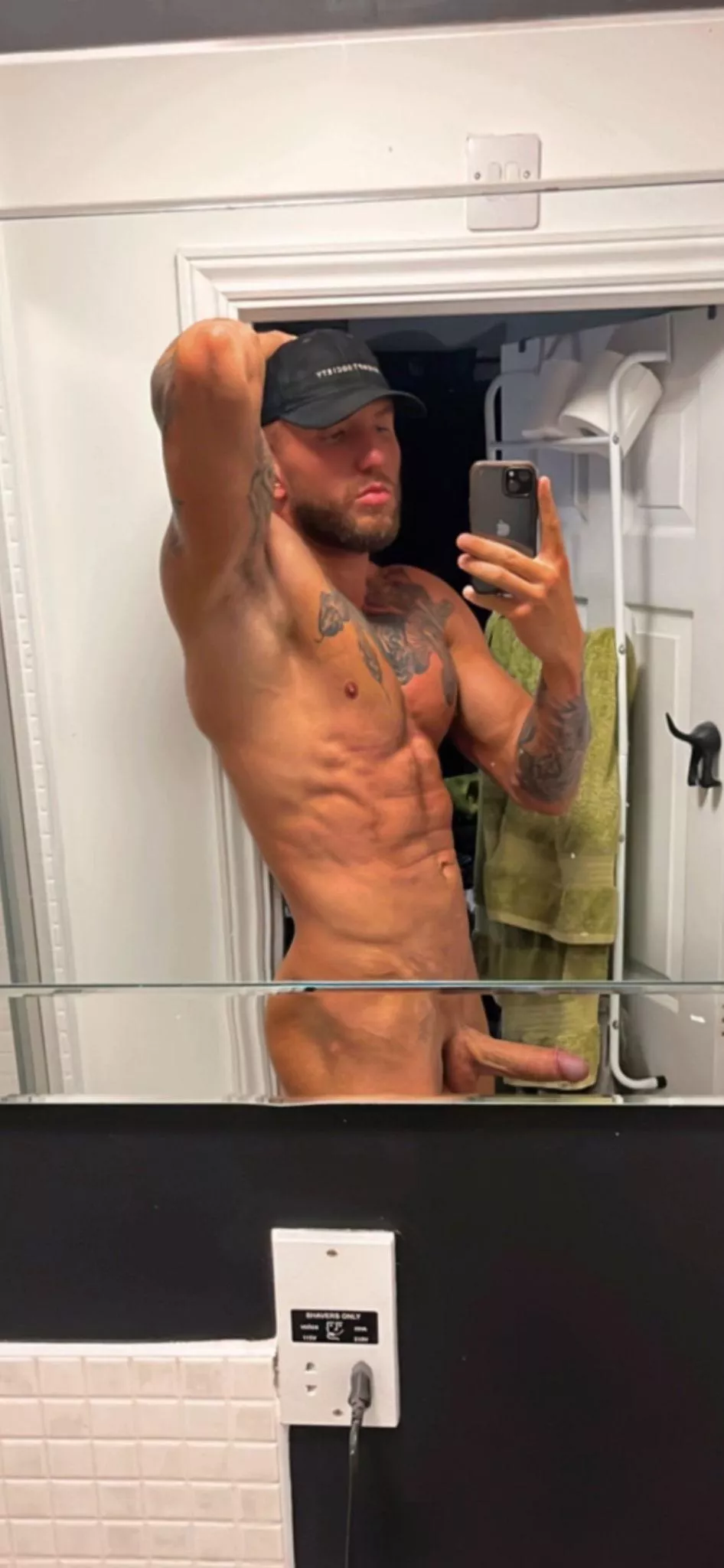 Do you love massive guys who loves taking pictures?