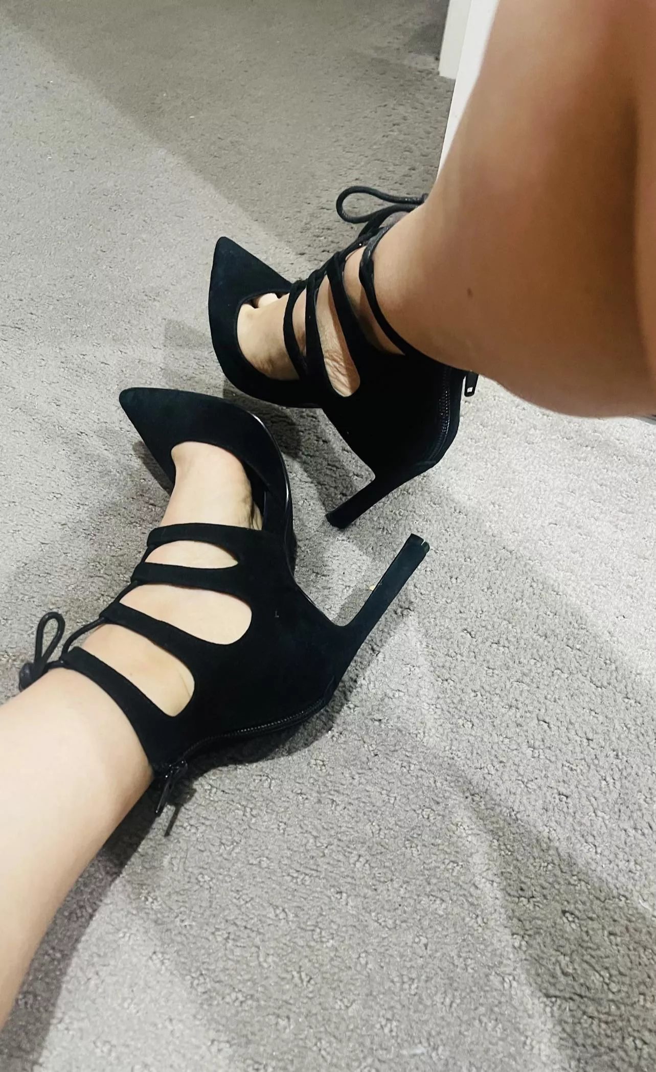 Do you think you can fit between my heels? 😈[F]