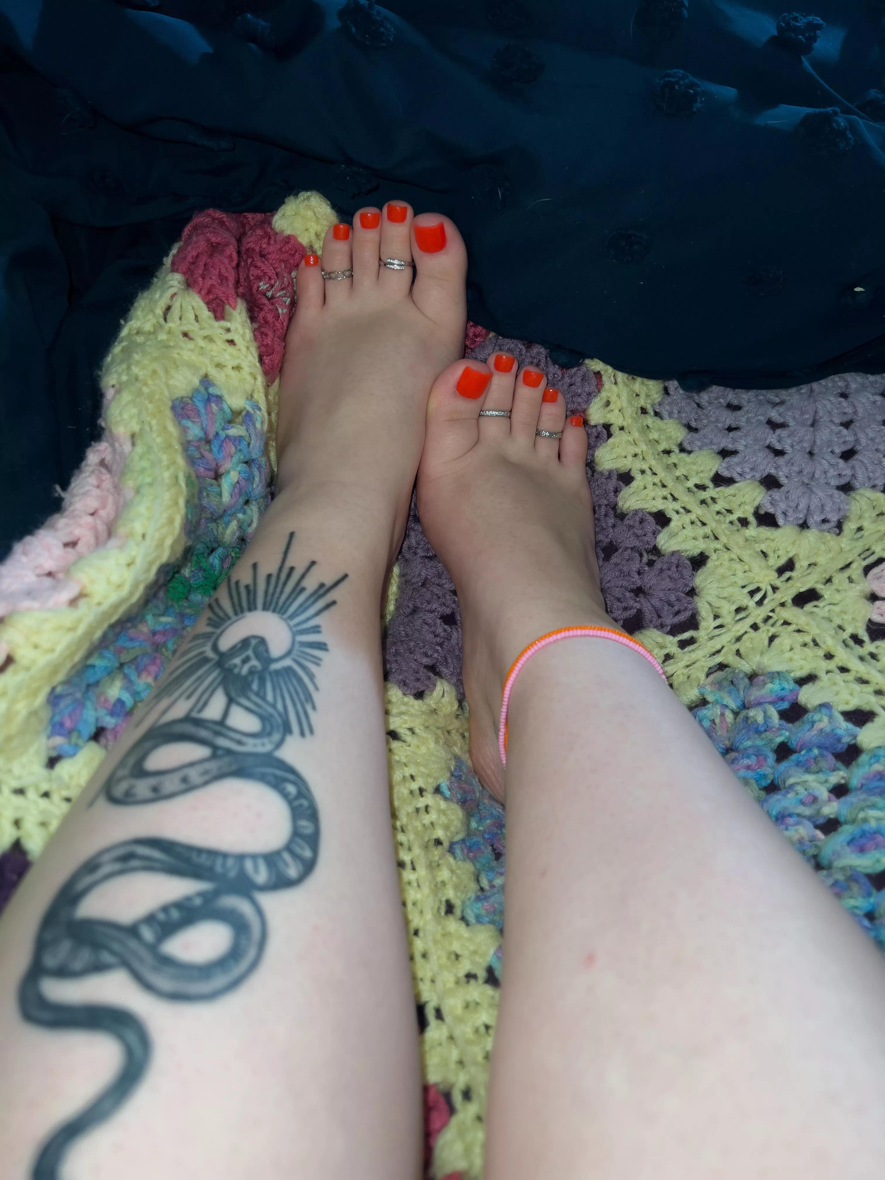 Good morning and happy Tuesday- let my smooth feet bless your day💋