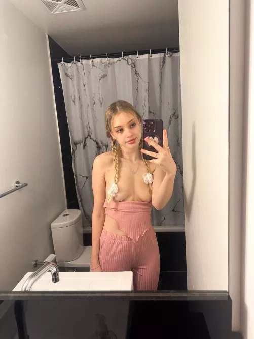 Just me and the bathroom room mirror, looking cutie AF