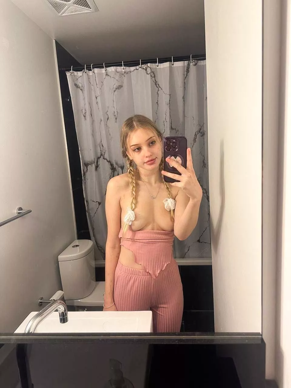 Just me and the bathroom room mirror, looking cutie AF