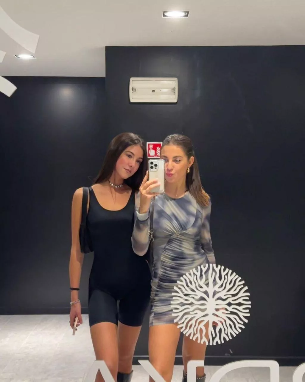 Left (1) or Right (2)? [2]