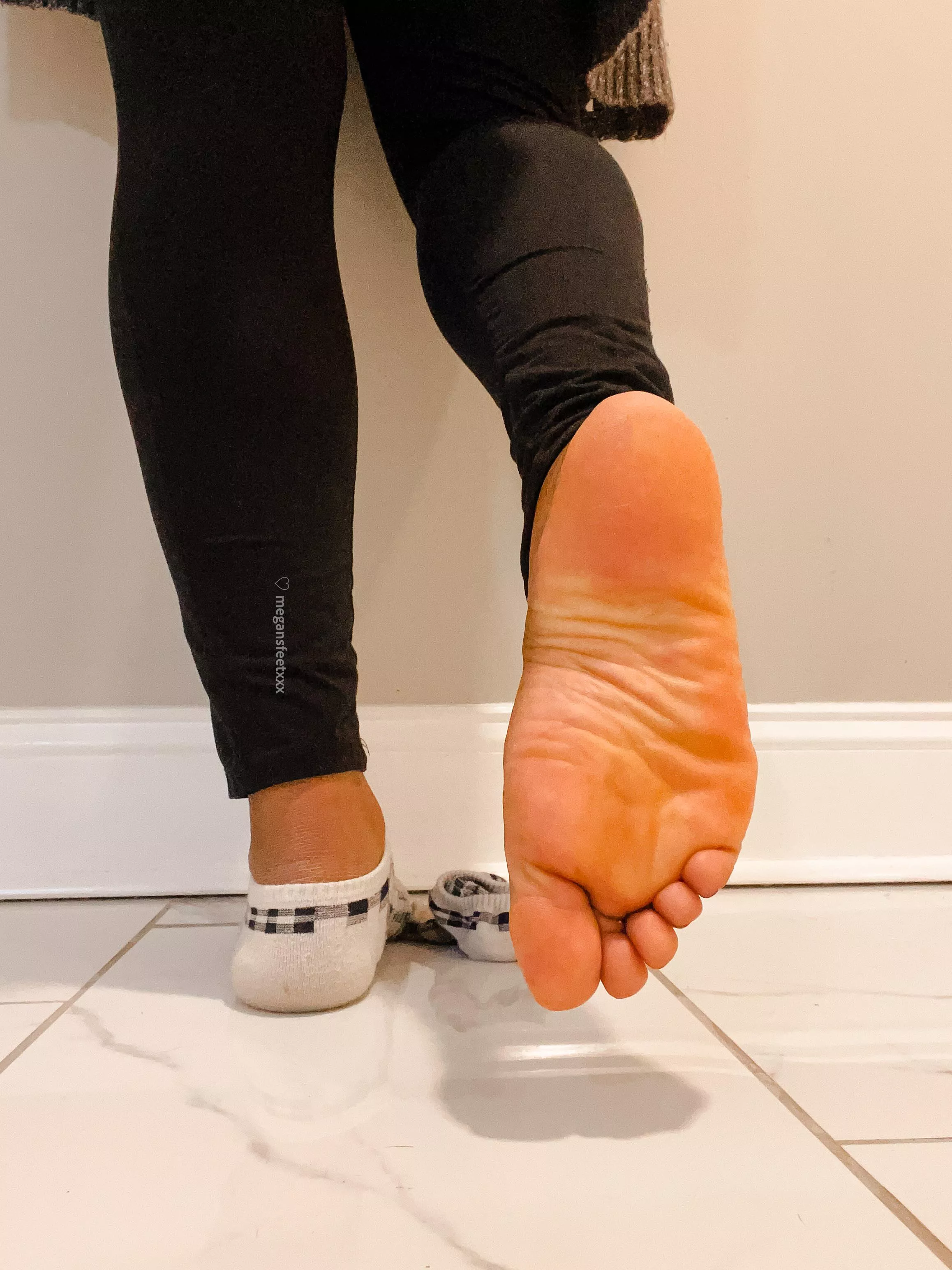 Lick the wrinkles out of my soles 😍