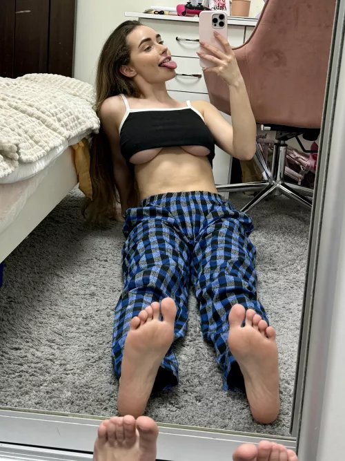 My pretty littles toes deserve your attention..don't they? :3