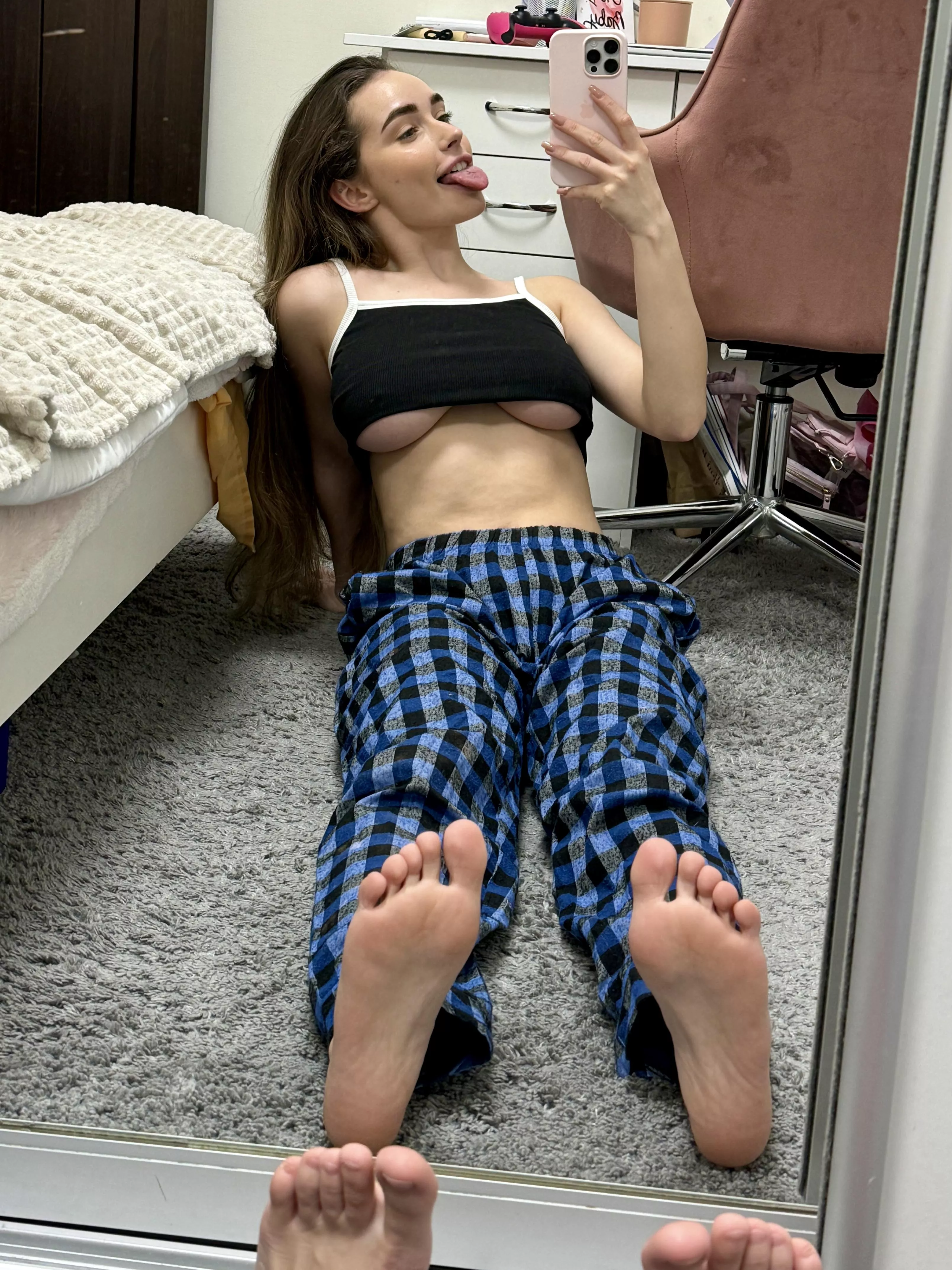 My pretty littles toes deserve your attention..don't they? :3