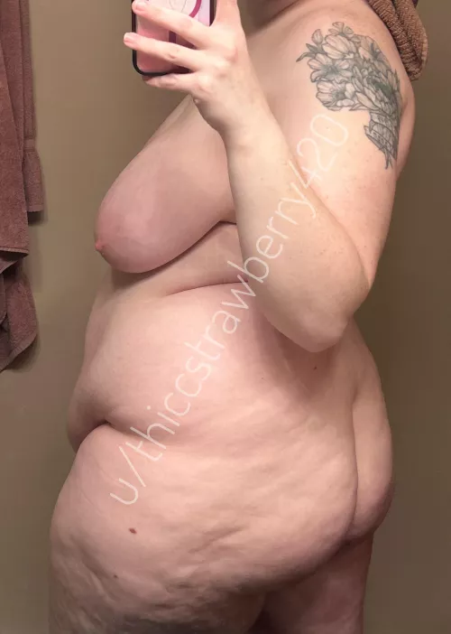 thicc gal with freckles everywhere :)