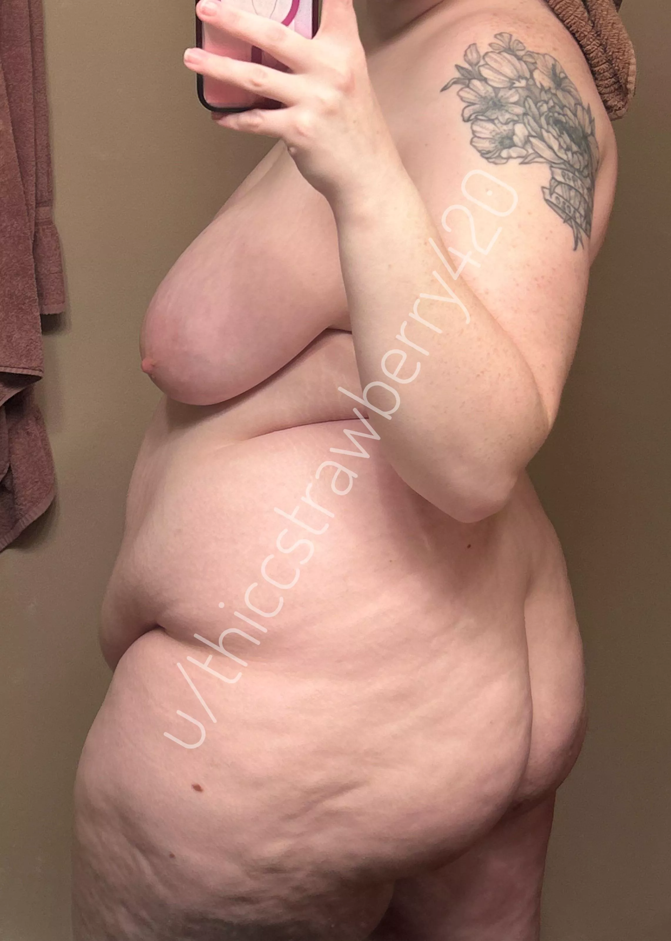 thicc gal with freckles everywhere :)