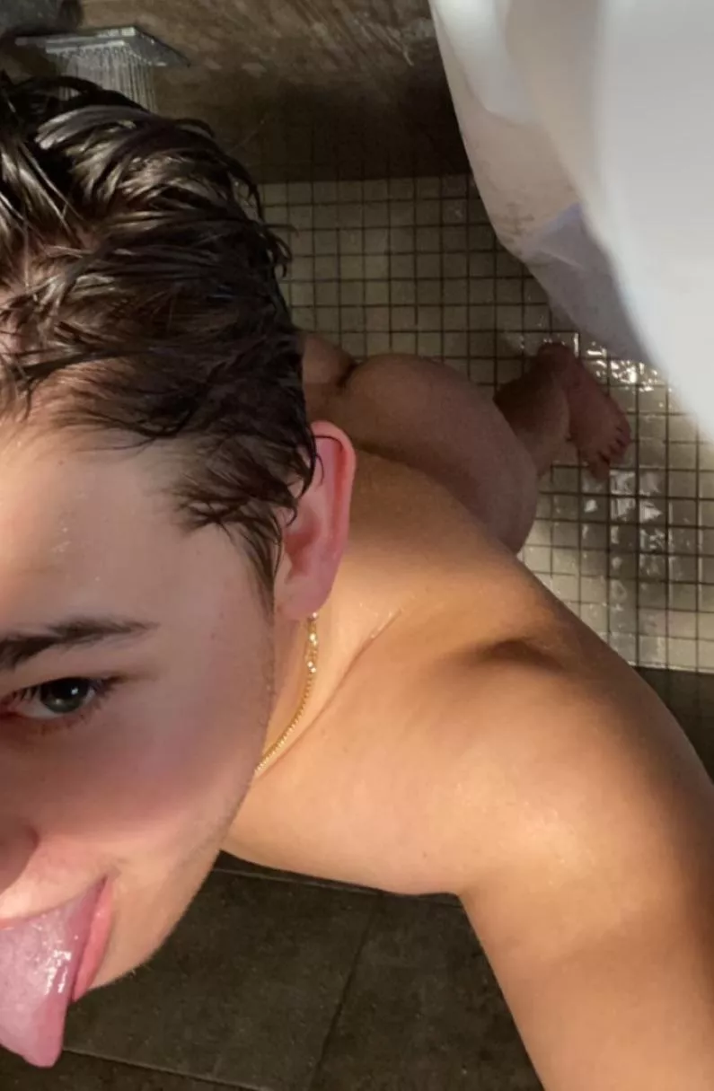 Thinking about putting something in my ass tonight… should I?