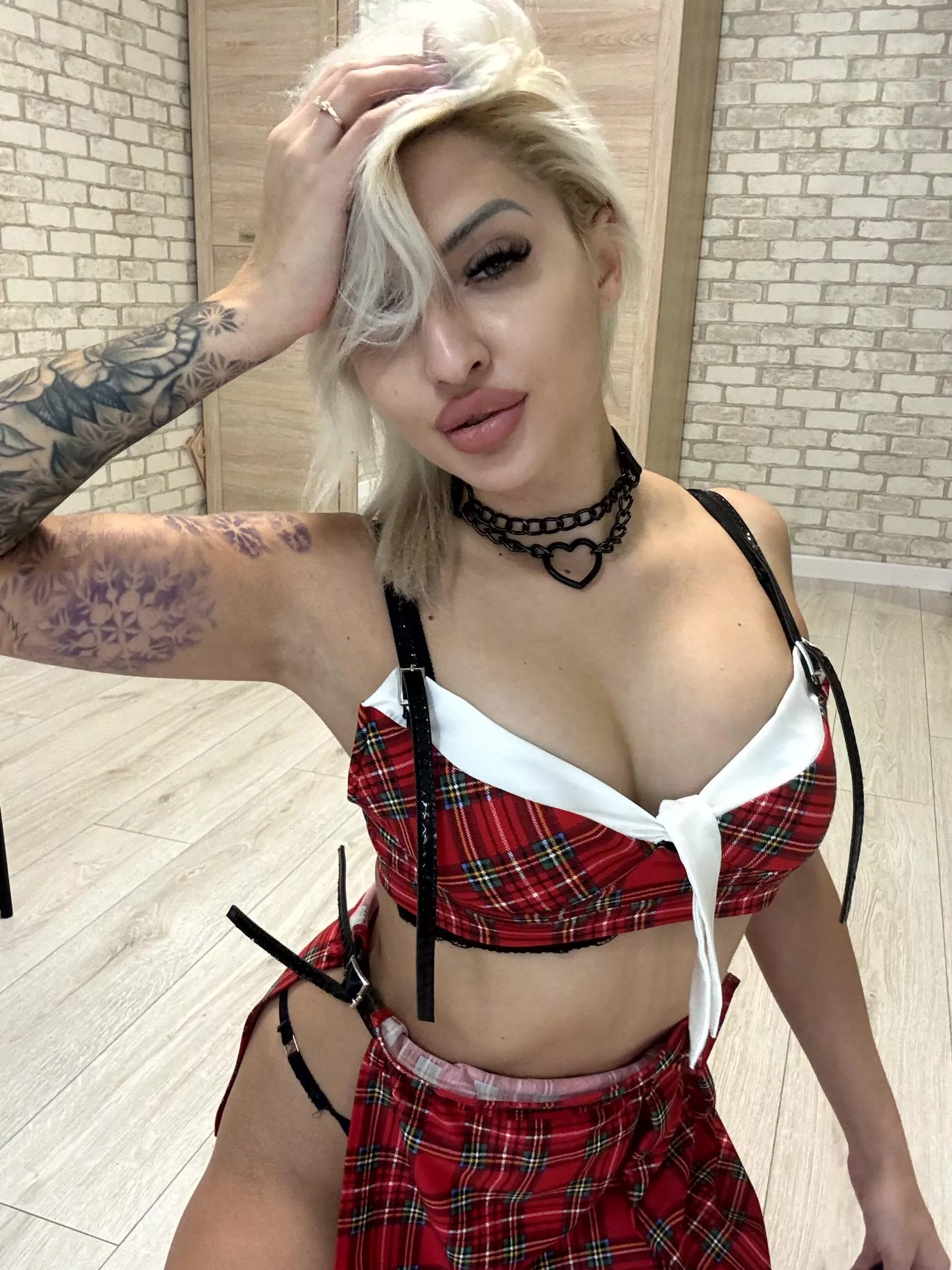 u can pull me from my neck band to band me hard 🥵