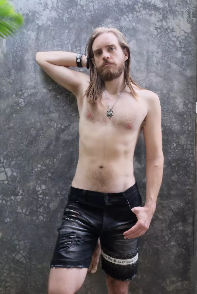 who's into bdsm ? im here 😉