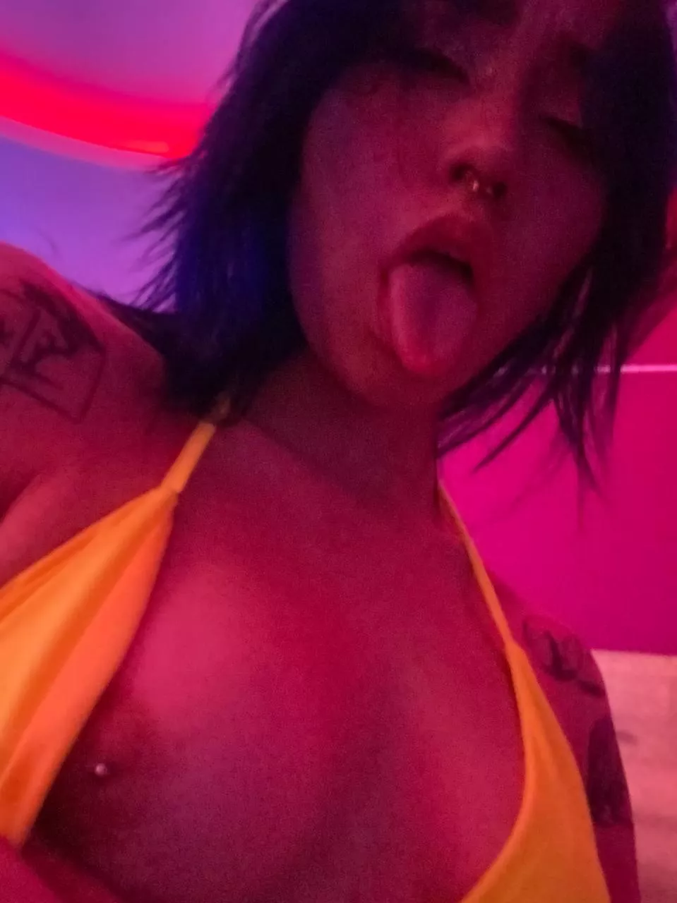 Would u cum on tits or on my tongue?👅