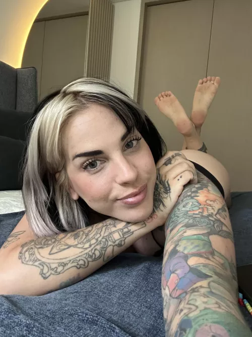 Would you like this tattooed girl to be your neighbor?