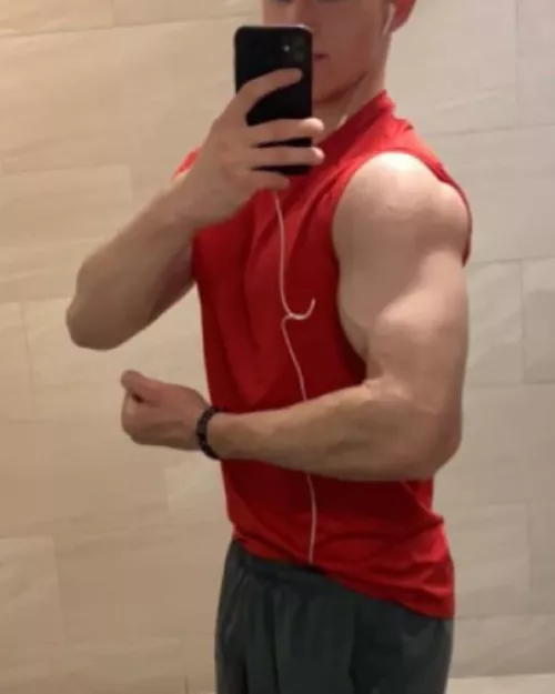 20 [m4m] looking for gym bro young hung fit muscluar with bwc just like me the bull+++horny and alone Cb