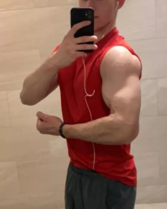 20 [m4m] looking for gym bro young hung fit muscluar with bwc just like me the bull+++horny and alone Cb
