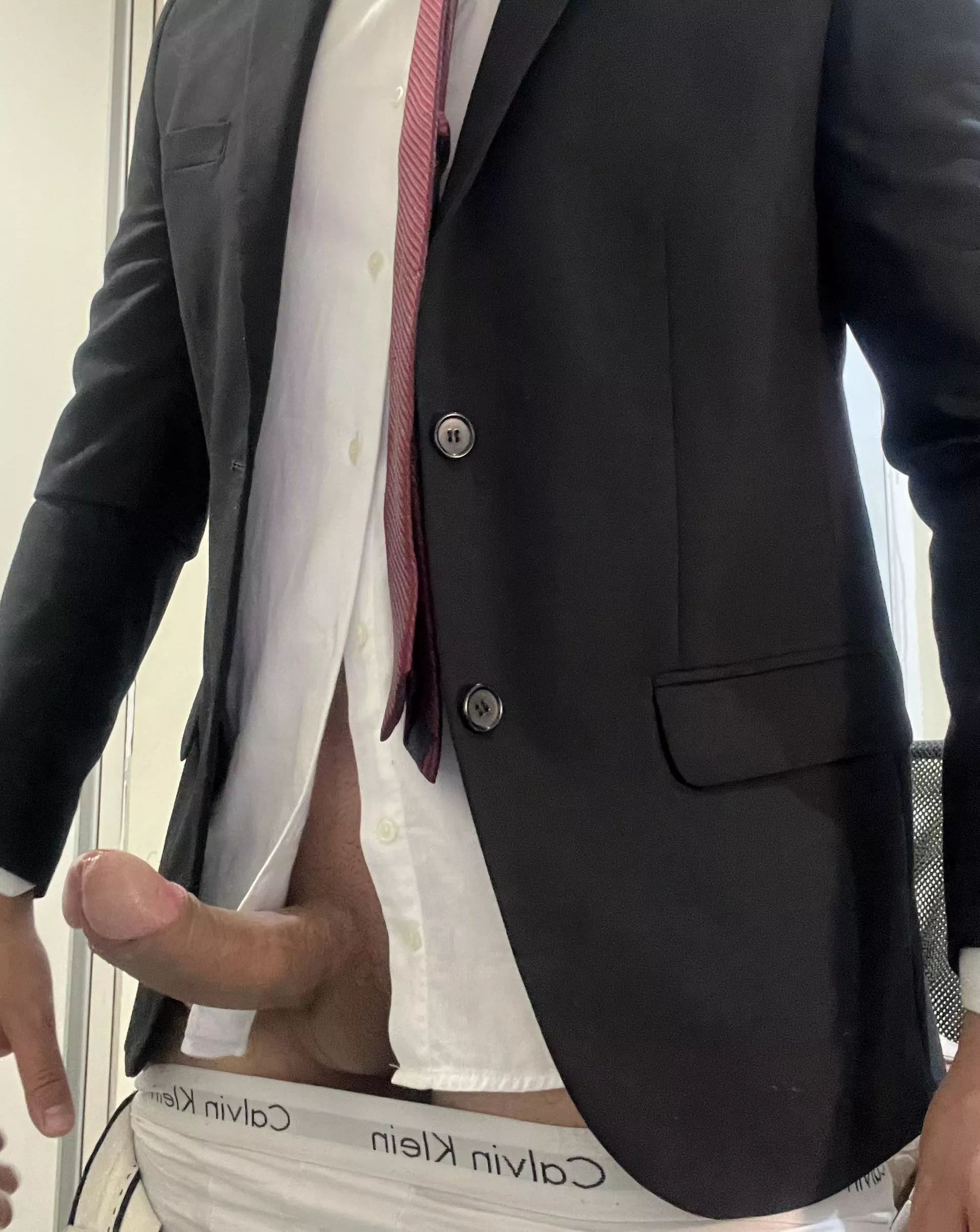 (25 years old) I never had sex with a man. I’m thinking about it… curious to find a bromance.