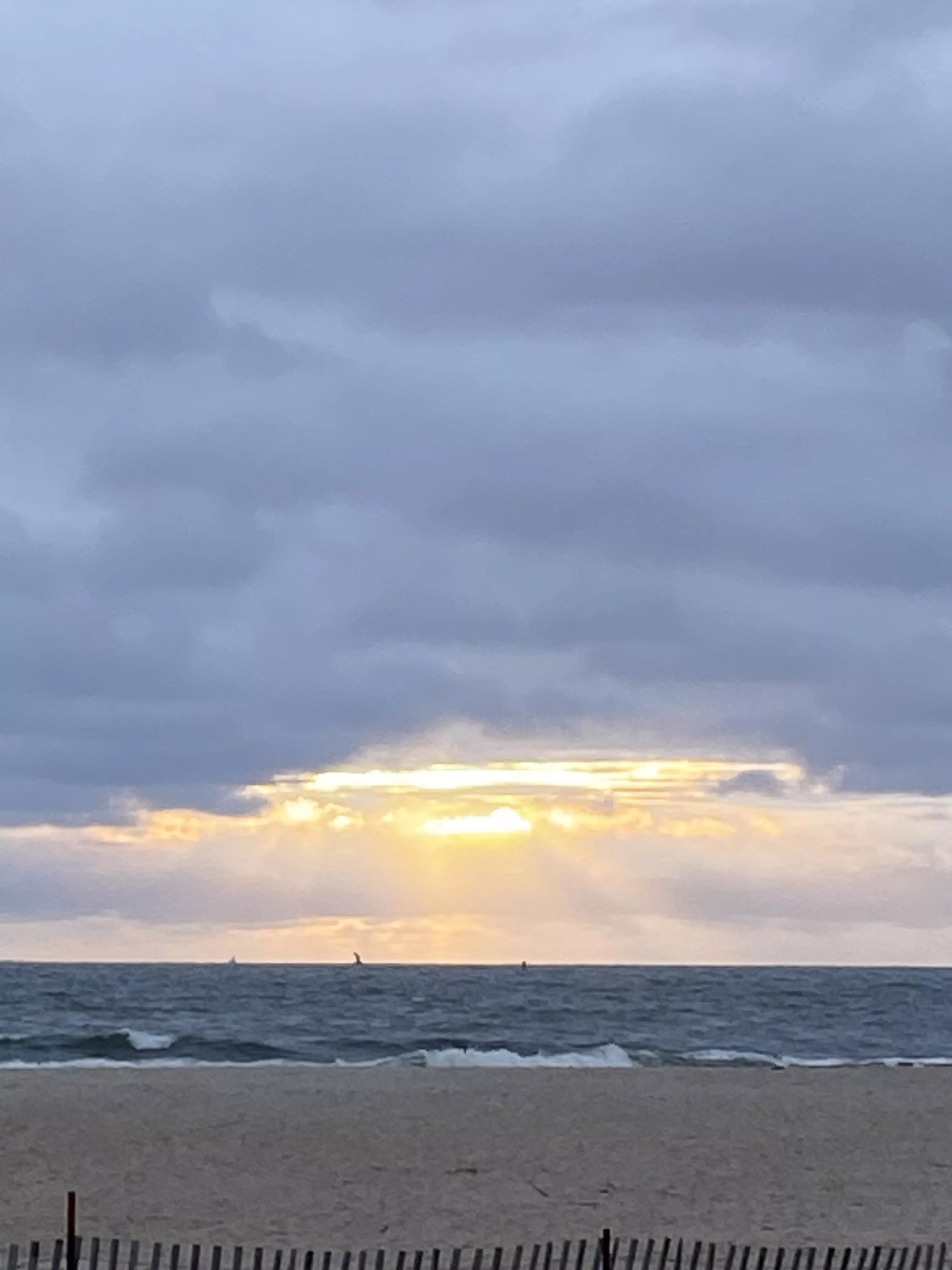 Chilly morning on the Jersey shore 🤙🏻🎶🎶