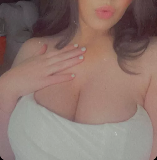 Do you like staring at a married woman’s cleavage? 😇