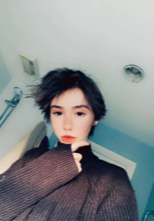 Hiya👋just letting my hair grow I think😅