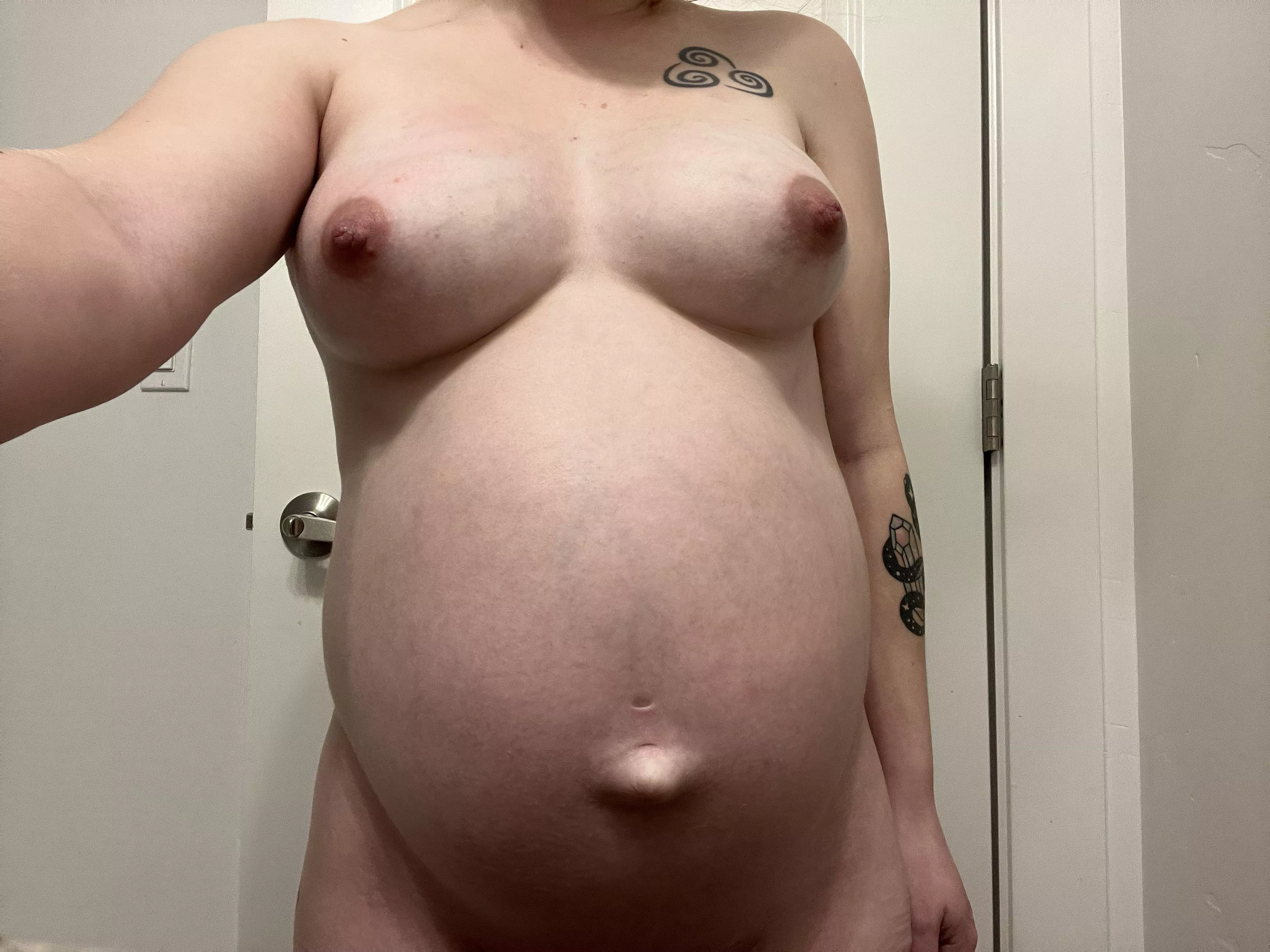 I’m getting ready to record our first porn video at full term 😈🥵