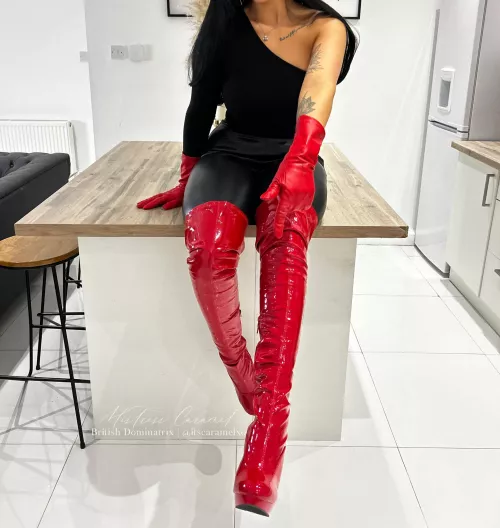 Leather leggings, leather gloves & PVC thigh high boots 🤤 I felt super sexy in this outfit yesterday!