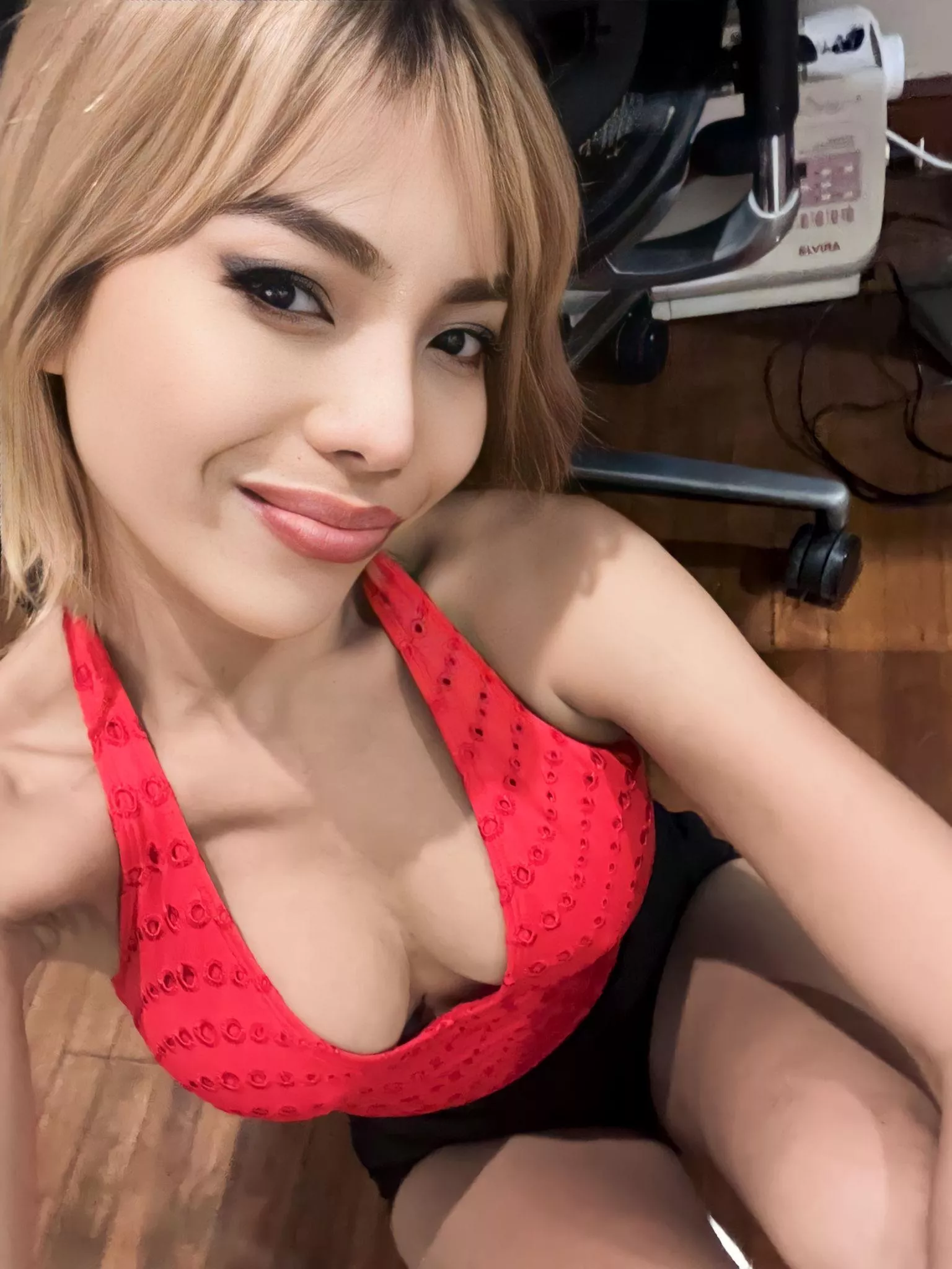 Nothing more adorable than a busty blonde 😊😊