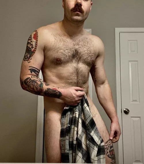 Nothing to see here. Just your neighborhood DILF and a flannel… thinking of leaving your holes a filthy mess. 🦍