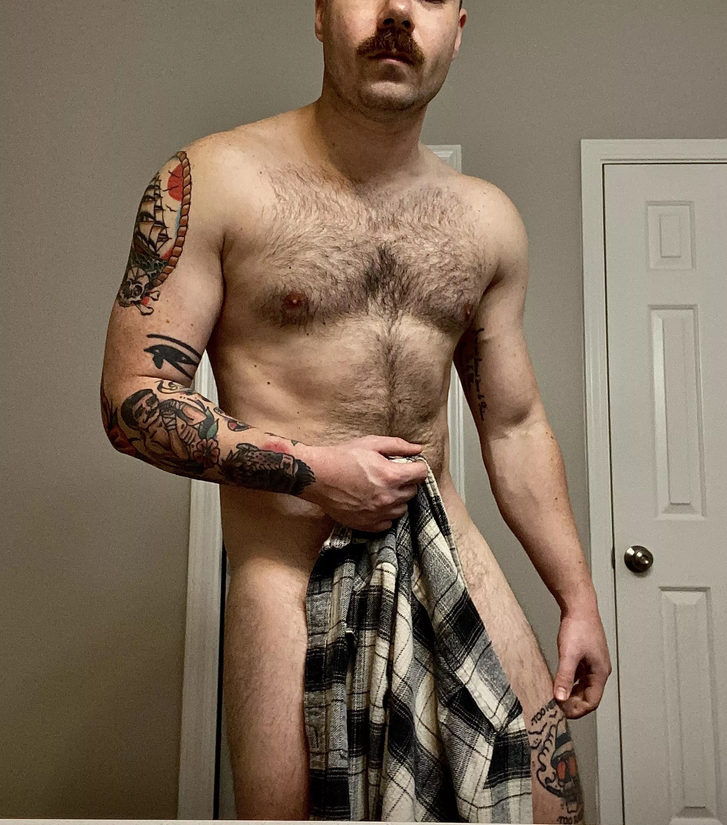 Nothing to see here. Just your neighborhood DILF and a flannel… thinking of leaving your holes a filthy mess. 🦍