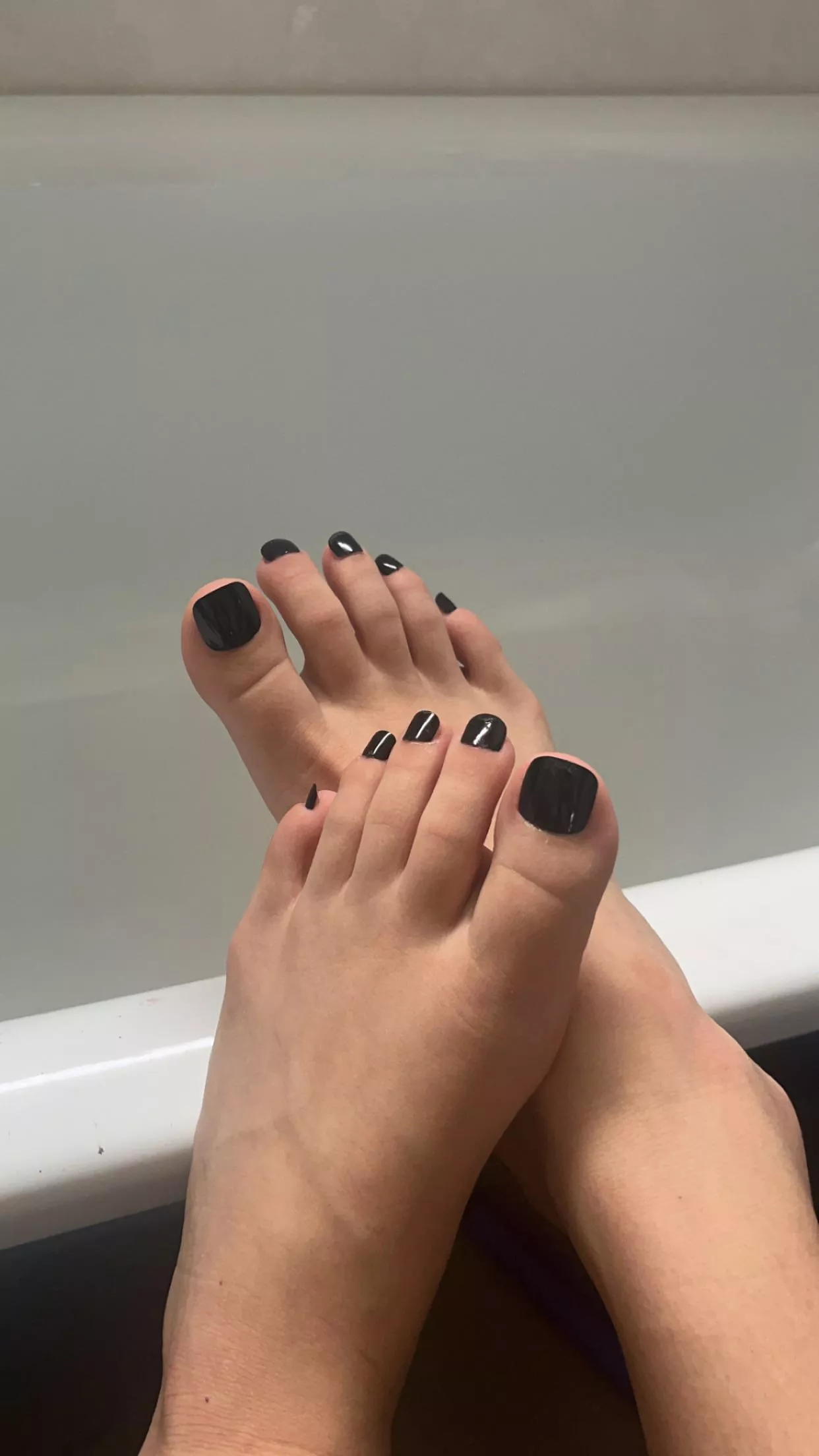 Oc, loving my toenails black😍🖤
