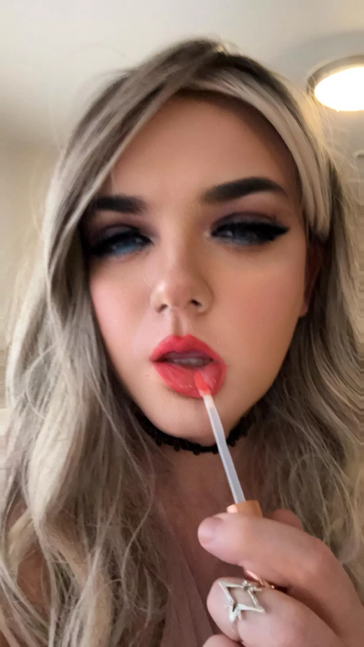 Shining up my cock sucking lips 👄