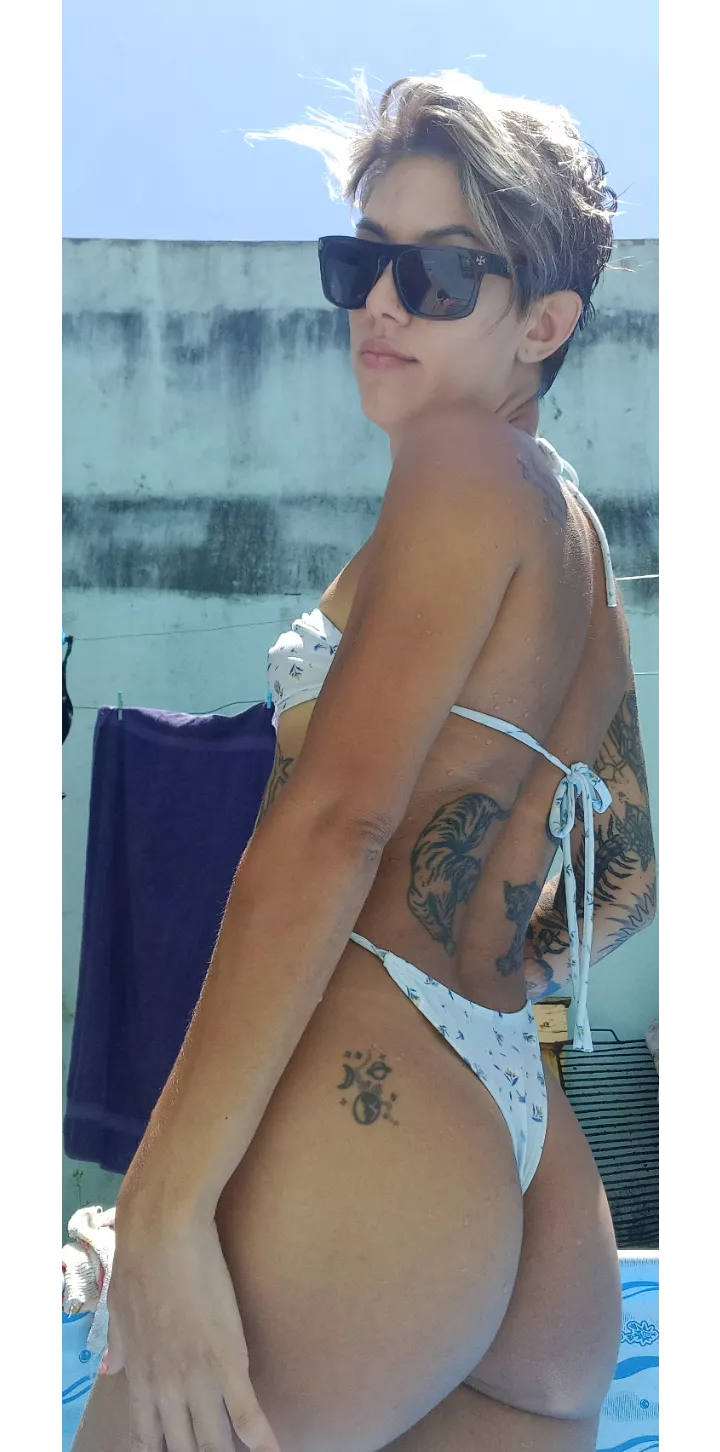 Short hair and cutes ass