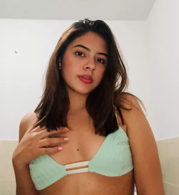 18F hoping trying my best not to be cute but sexy