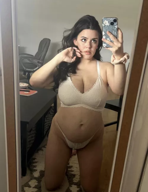 At 4 months pregnant. Do I make a cute milf? 😘