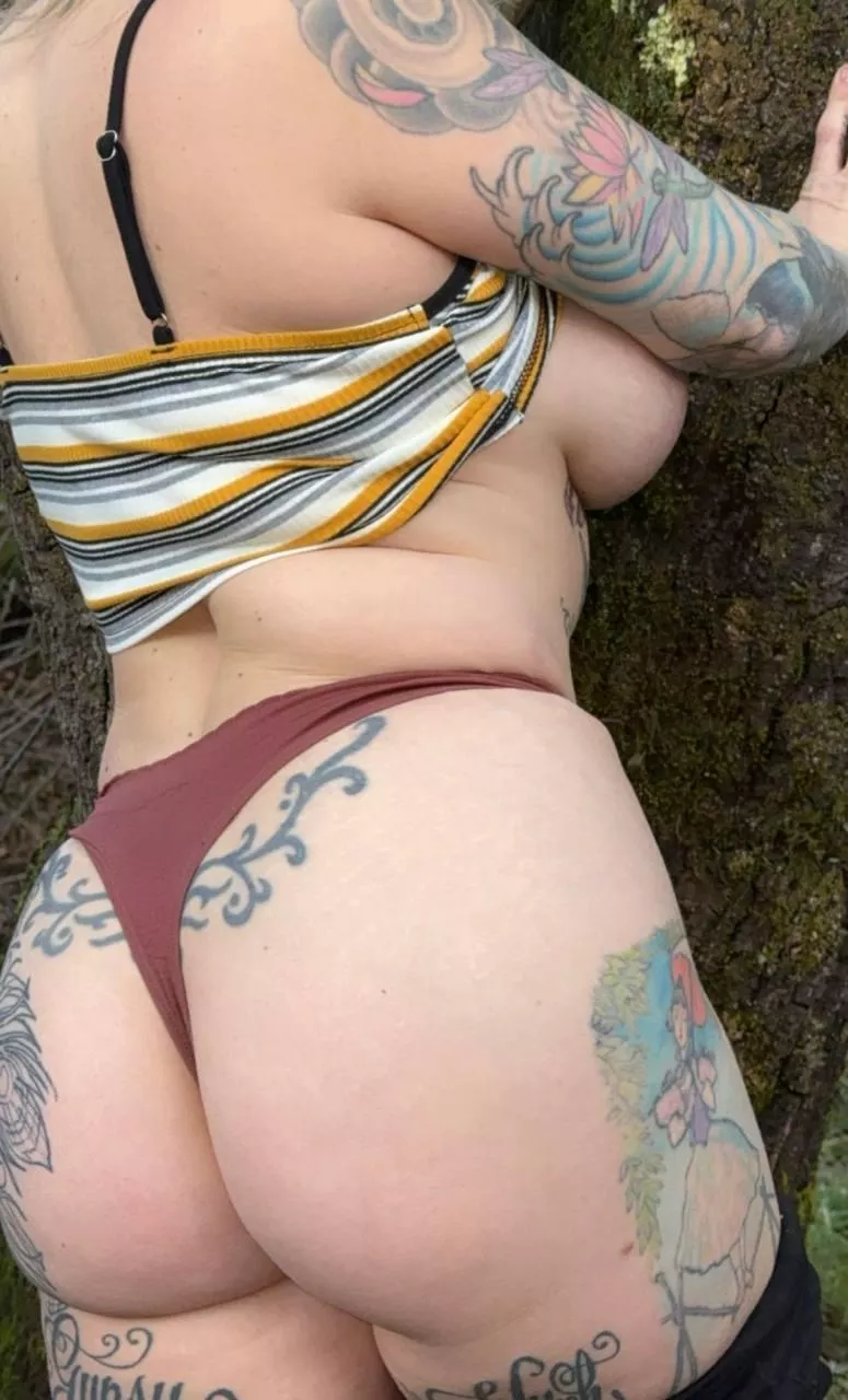 be a good boy and suck a fart out on mommys ass