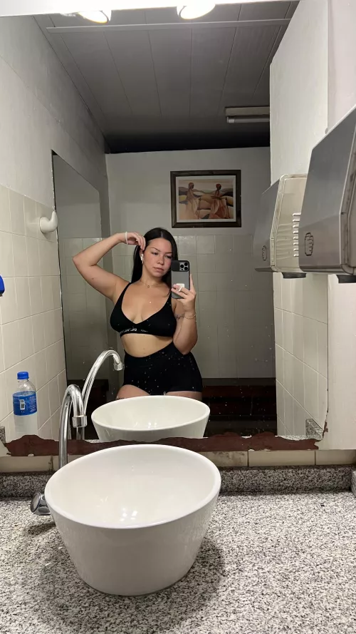 Because of my shapes, you can't see that it's a croptop...