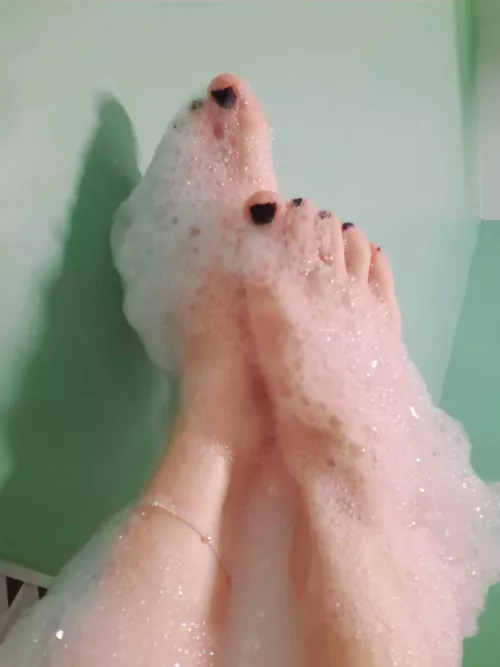 Coucou. Devinez pourquoi j'ai du laver mes beaux pieds 🤭