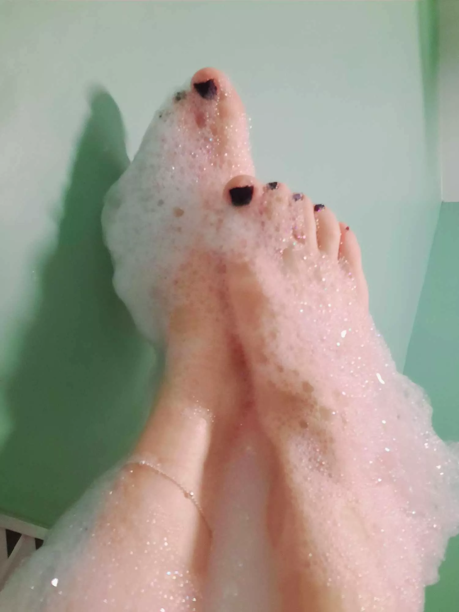 Coucou. Devinez pourquoi j'ai du laver mes beaux pieds 🤭