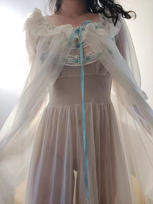 Could I interest you in a vintage peignoir set, ladies and gents? 💋