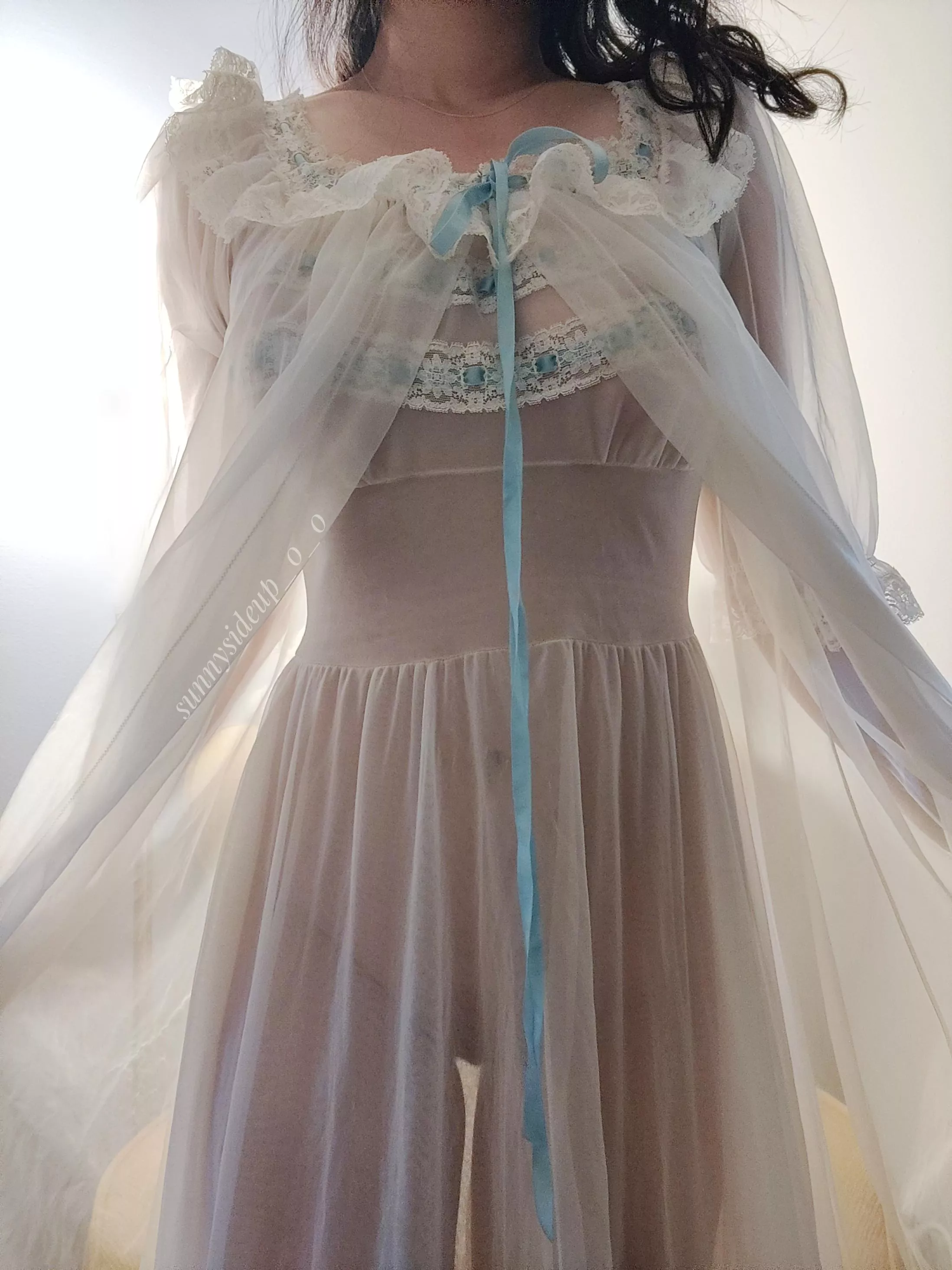 Could I interest you in a vintage peignoir set, ladies and gents? 💋