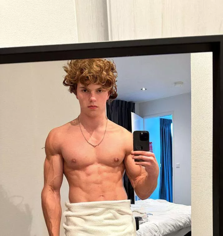 cute face,abs,and of course for you forearm lovers...