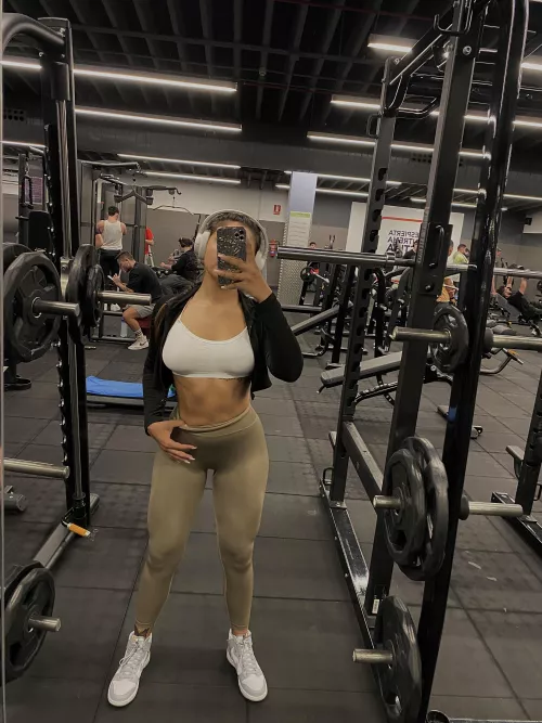 Does anyone want to go to the gym with me? Today I ended up very wet💦💦