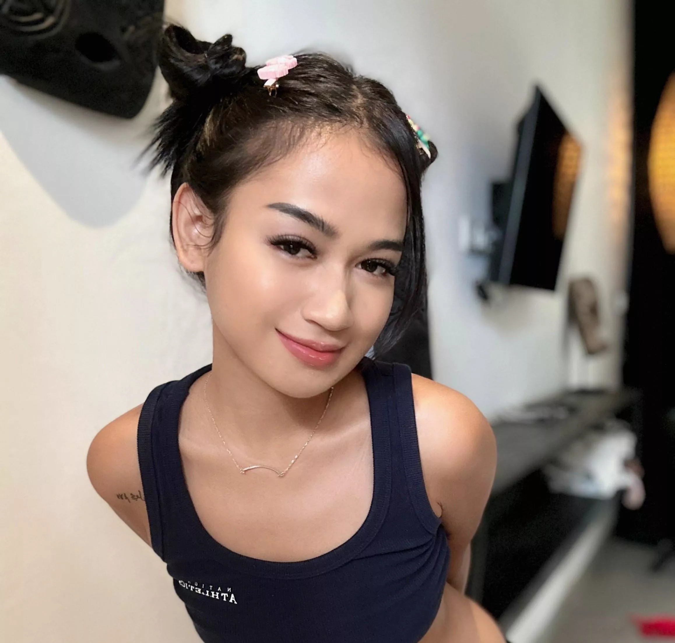 Does my top suit my hairstyle