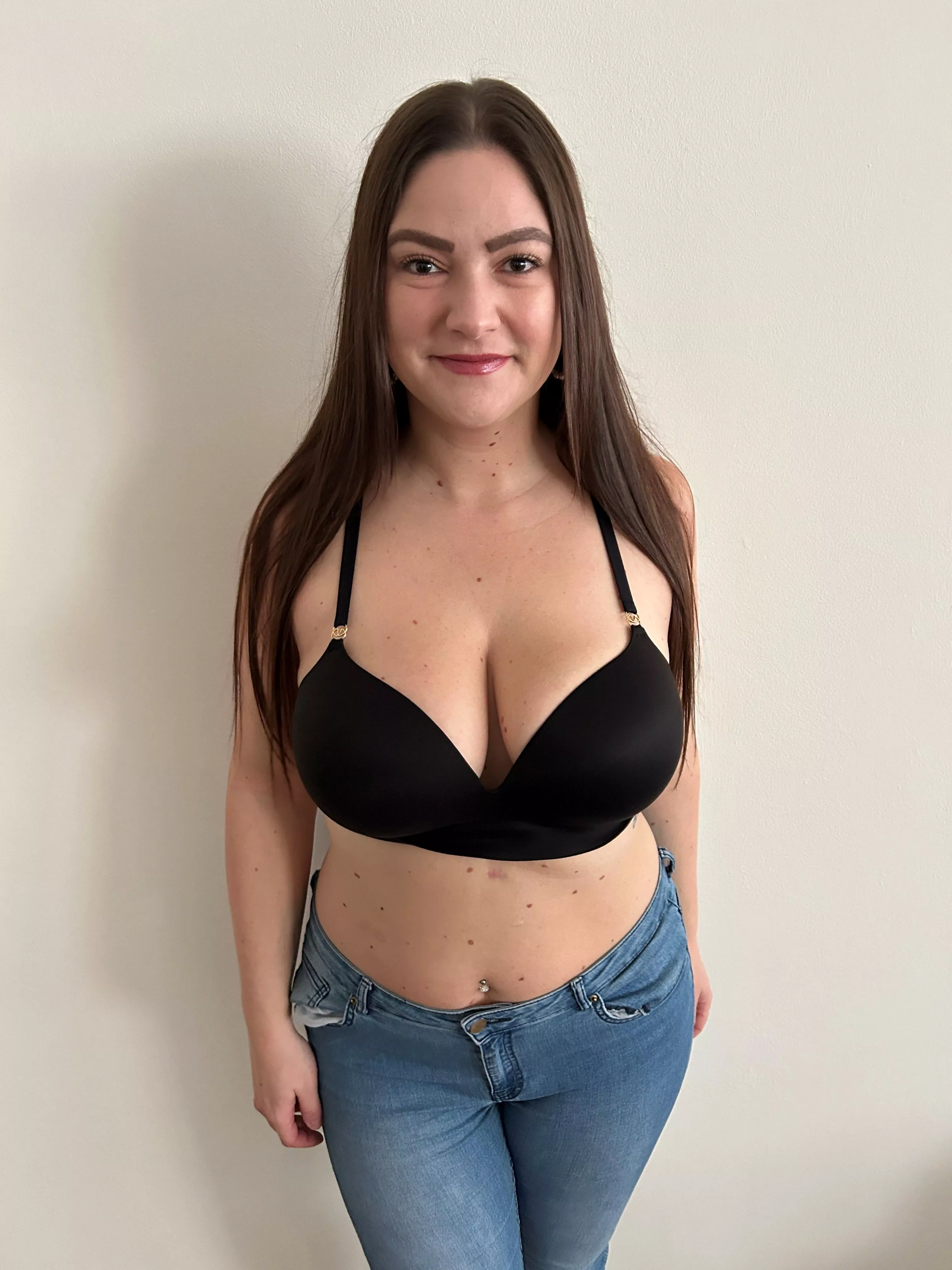 Every guy needs a big titty brunette to use as cum target practice🎯