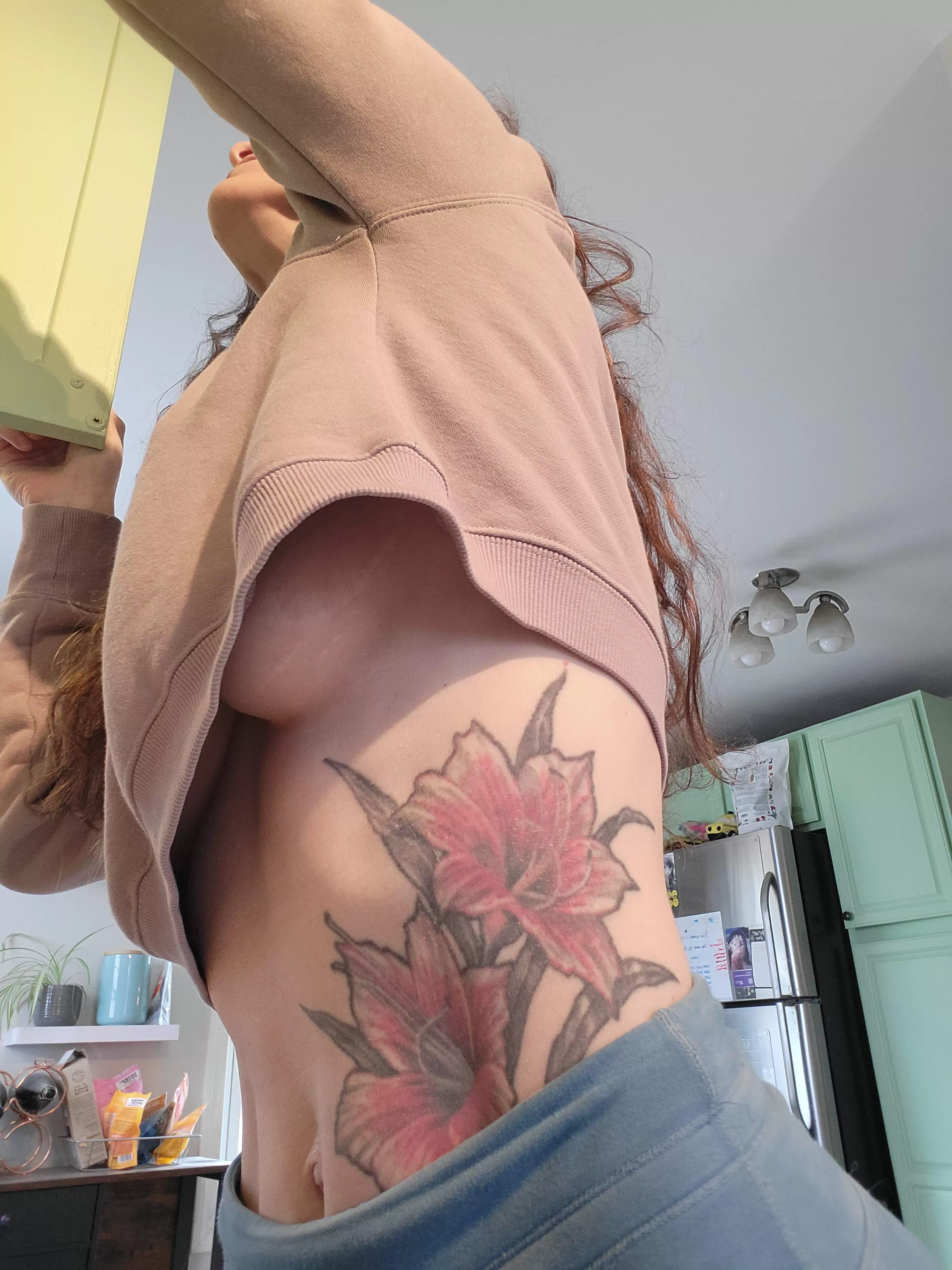 Flowers and underboobies 😋