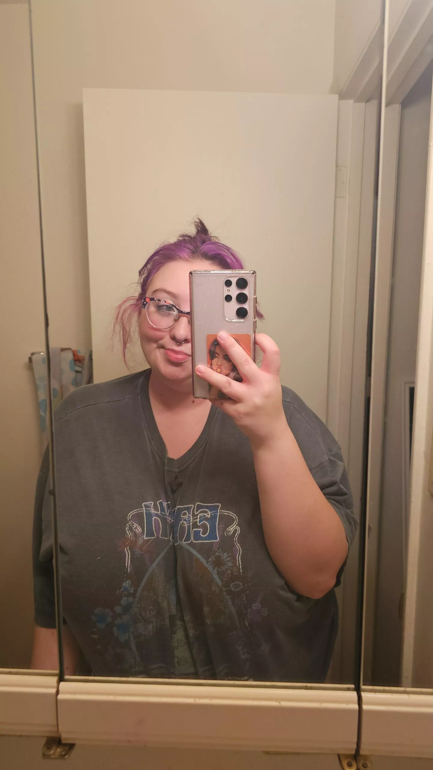 Lil messy hair big t shirt selfie, halfway thru the week🥳