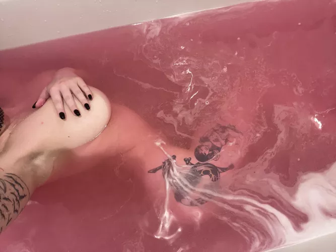 My friend gave me this bathbomb for my birthday 🩷