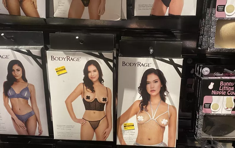 Saw her in 18+ shop, Did she had any nude pics ?